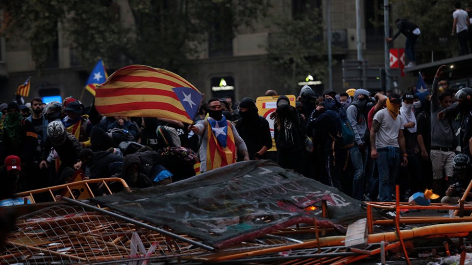 Χάος στη Βαρκελώνη – Μισό εκατομμύριο πολίτες στους δρόμους