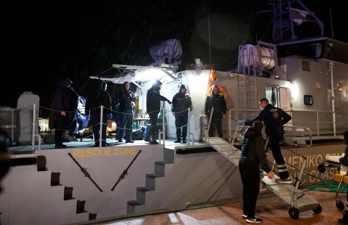 Ναυάγιο φορτηγού στην Λέσβο: «Είχαμε εισροή υδάτων» από το βράδυ του Σαββάτου λέει ο διασωθείς ναυτικός