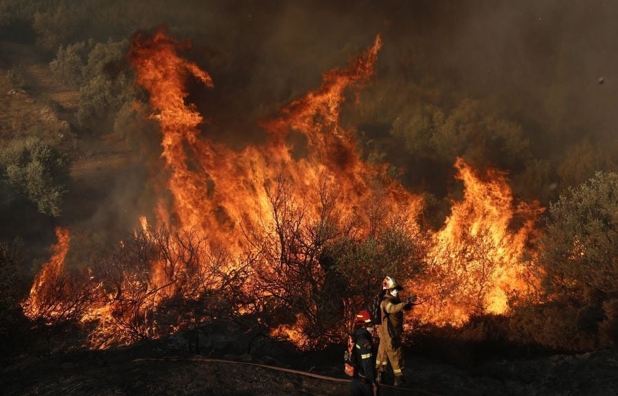 Μαίνεται για δεύτερη ημέρα η φωτιά στην Εύβοια: Δυσχεραίνουν την κατάσβεση οι άνεμοι