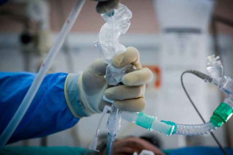 Κορωνοϊός: «Γονατίζει» τα νοσοκομεία η αύξηση εισαγωγών και διασωληνωμένων