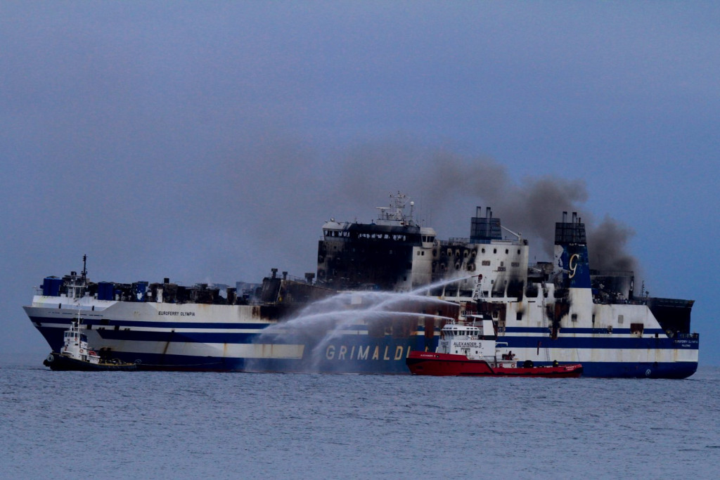 Euroferry Olympia: Εντοπίστηκε νεκρός άνδρας στο φλεγόμενο πλοίο
