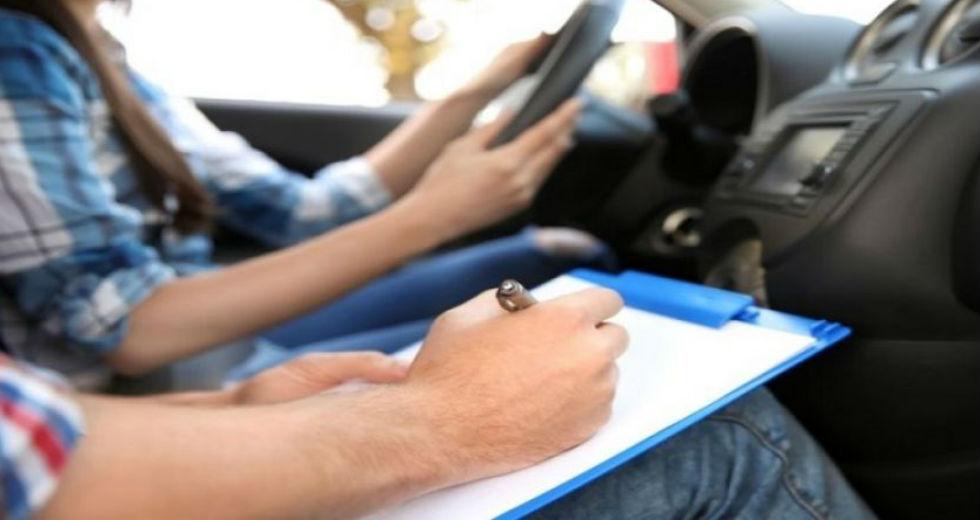 Δίπλωμα οδήγησης: Αλλάζουν όλα στις εξετάσεις – Στο τιμόνι από τα 17 με έμπειρο συνοδηγό