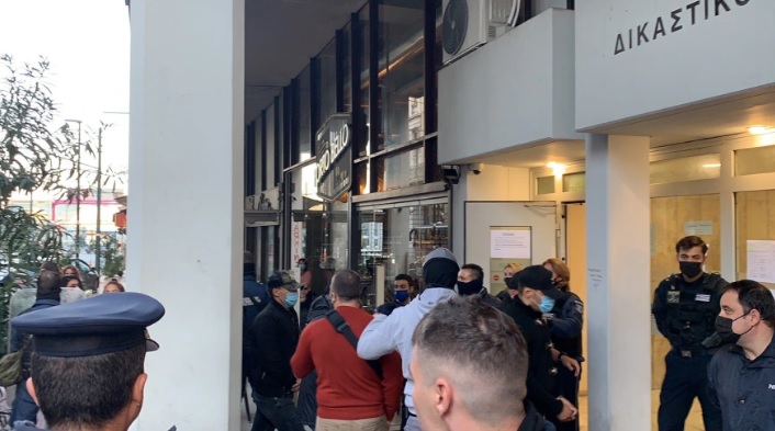 Καταδίωξη στο Πέραμα: Στα δικαστήρια οι επτά αστυνομικοί - Τους χειροκρότησε πλήθος κόσμου