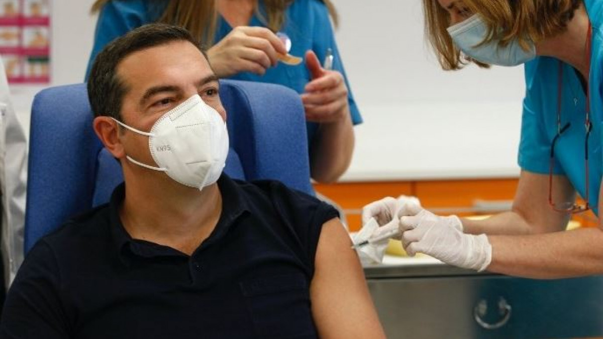 Εμβολιάστηκε κατά του κορωνοϊού ο Αλέξης Τσίπρας με αιχμές κατά της κυβέρνησης