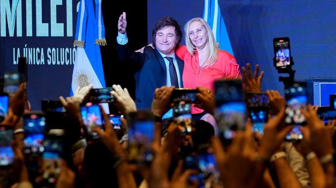 Ως «κίνδυνο» για την Αργεντινή αντιμετωπίζει τον Χαβιέρ Μιλέι ο γερμανικός Τύπος 