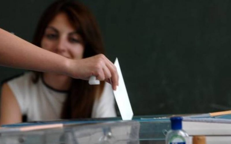 Σκληρή "μάχη" ΝΔ και ΣΥΡΙΖΑ  για τους νέους ψηφοφόρους 17 -21 ετών