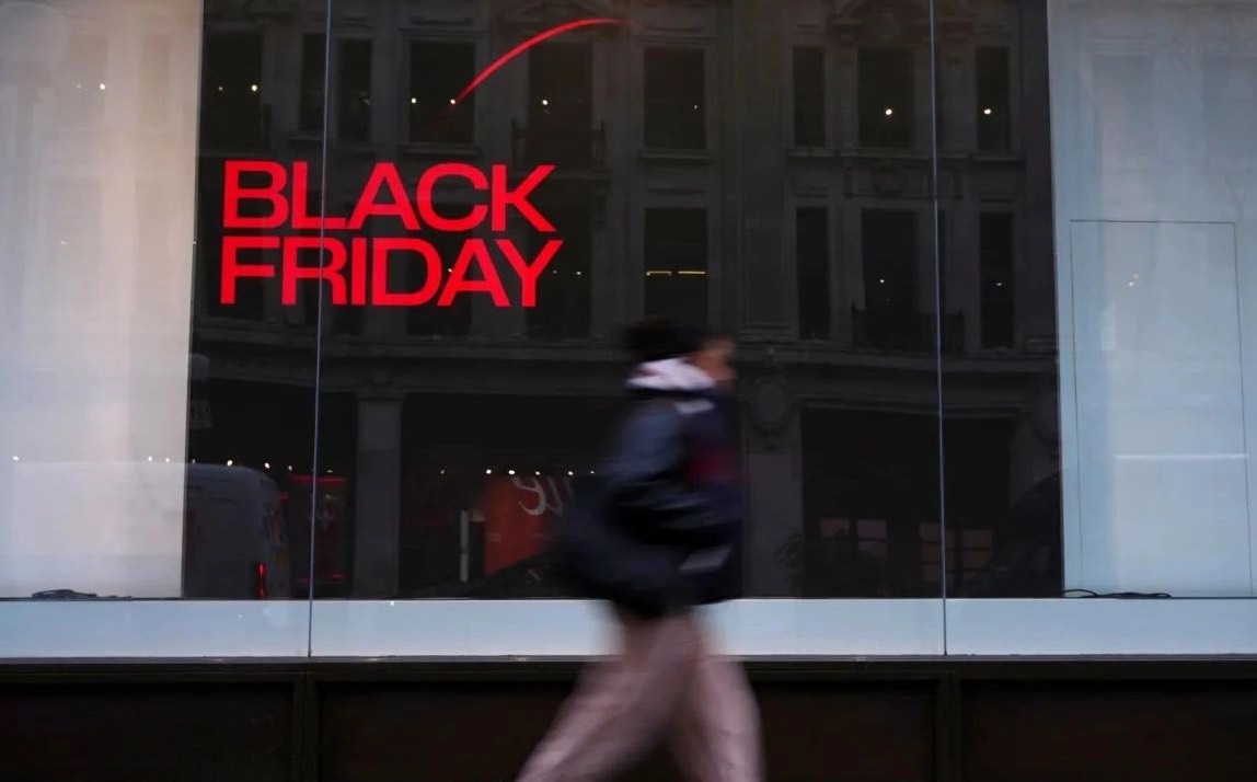 Online αγορές και κινήσεις της τελευταίας στιγμής "έσωσαν" τη φετινή Black Friday