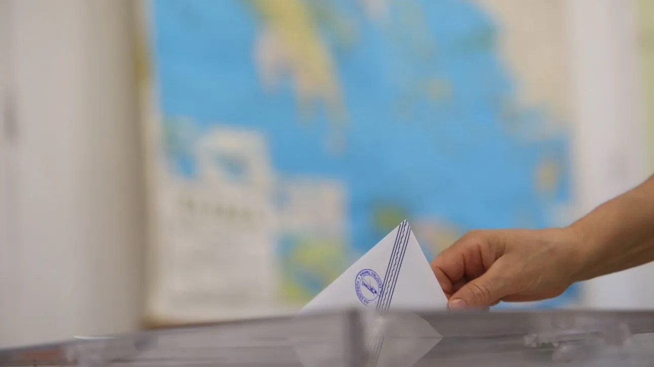 Δημοσκόπηση: Προβάδισμα ΝΔ με 26,9% - Πώς κρίνουν οι πολίτες τα κόμματα Καρυστιανού-Τσίπρα