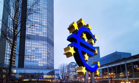 Ψηλά για όσο διάστημα χρειαστεί θα μείνουν τα επιτόκια, σύμφωνα με την ΕΚΤ 