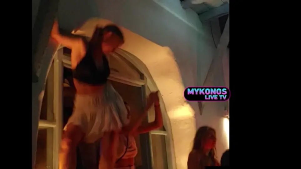 Μύκονος: Τουρίστρια χορεύει αισθησιακά πάνω σε κότερο και προκαλεί... «σεισμό» 