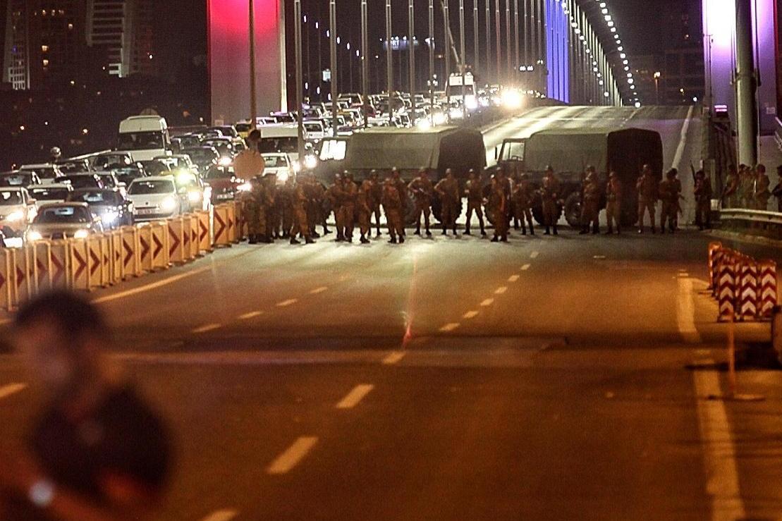 Ποιον ευνοούν τα σενάρια για νέο πραξικόπημα στη Τουρκία; 