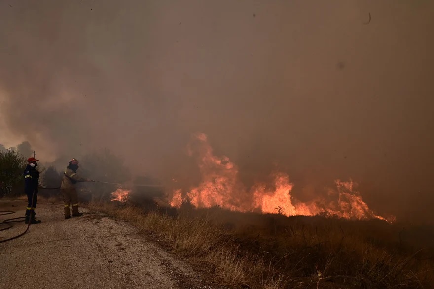 Βόρεια των Τρικάλων Κορινθίας η φωτιά που καίει ανεξέλεγκτα για τρίτη μέρα