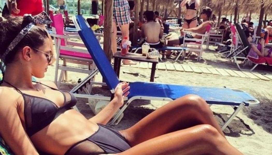Νικολέτα Μαυρίδη: Βάζει το μικροσκοπικό της bikini και... «γονατίζει» το Instagram (pic)