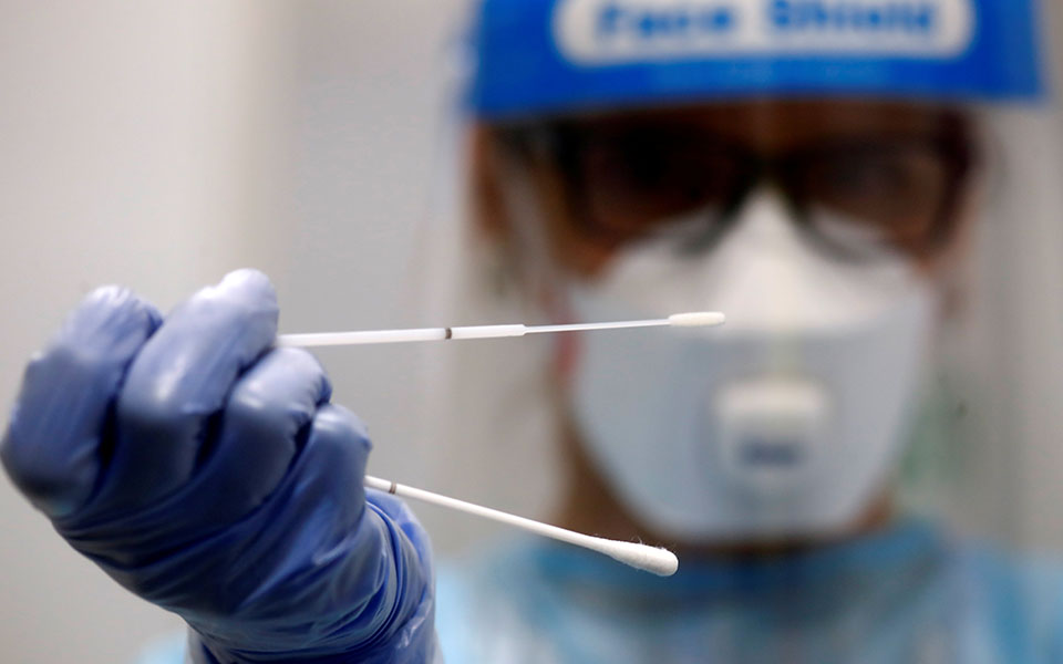 Κορωνοϊός: Δύο υποχρεωτικά τεστ την εβδομάδα για τους ανεμβολίαστους εργαζομένους, με δικά τους έξοδα