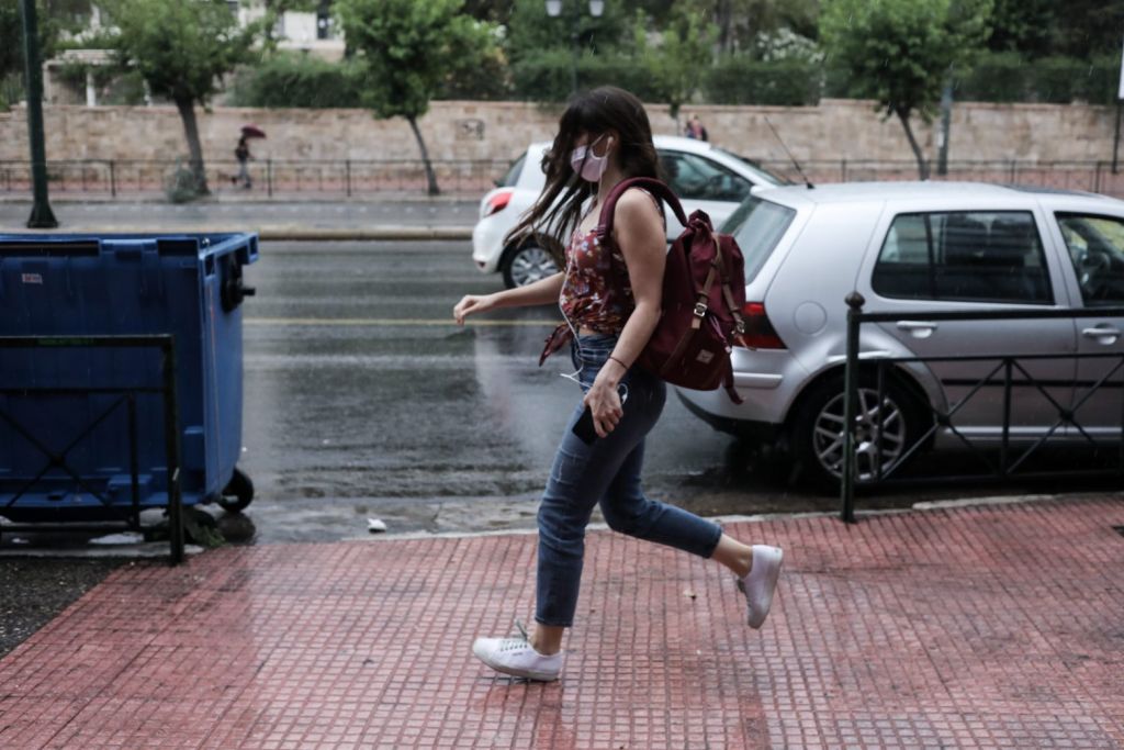 Καιρός: Βροχές και καταιγίδες σήμερα - Ισχυροί άνεμοι στο Αιγαίο