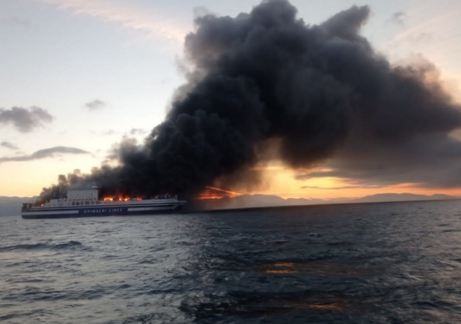 Φωτιά σε πλοίο: Εντείνεται η ανησυχία για την τύχη των εγκλωβισμένων στο γκαράζ