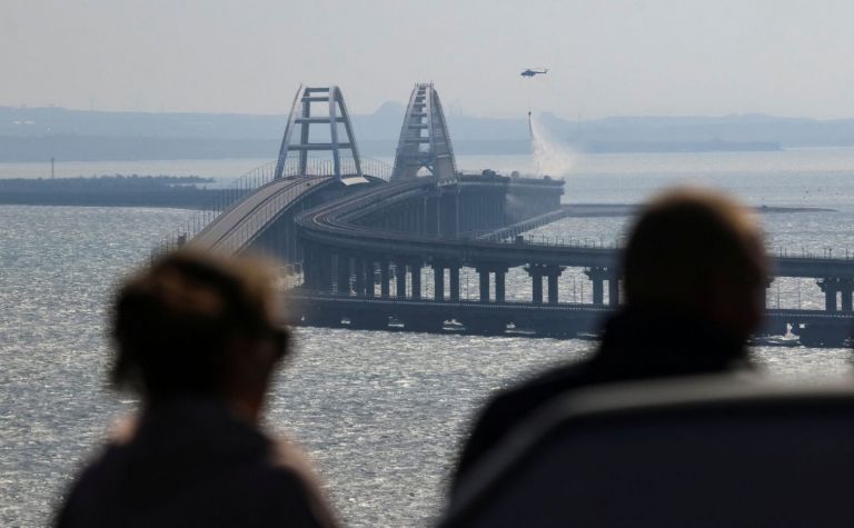 Guardian: Μέχρι το Κρεμλίνο οι επιπτώσεις της έκρηξης στη γέφυρα Κερτς