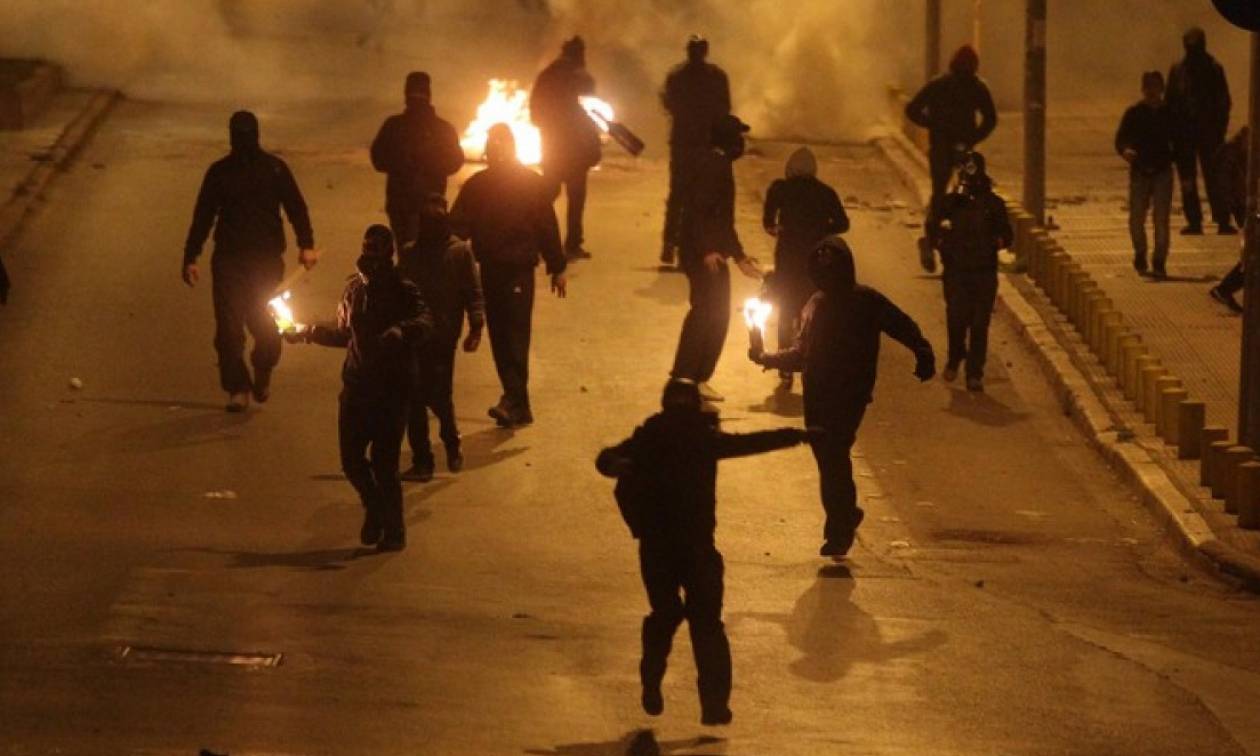 Επεισοδιακή νύχτα στη Θεσσαλονίκη : Σύγκρουση αντιεξουσιαστών - αστυνομίας έξω από το τουρκικό προξενείο
