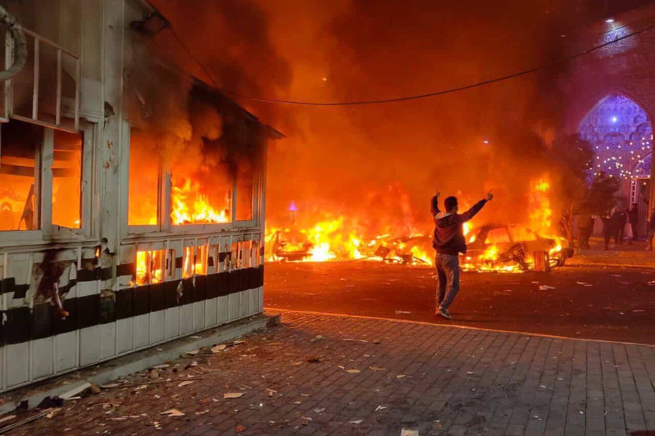 Ιράν: Αίμα στους δρόμους και ρωγμές στο καθεστώς – Το πιο σοβαρό ενδεχόμενο ανατροπής μετά το 1979