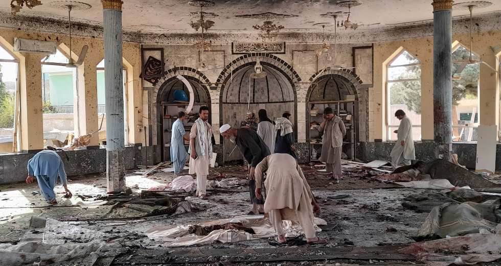 Αφγανιστάν: Πολύνεκρη έκρηξη βόμβας σε τζαμί – Δεκάδες νεκροί και τραυματίες