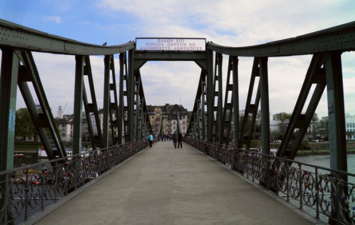 Η γέφυρα της Φρανκφούρτης που «μιλάει» αρχαία ελληνικά 