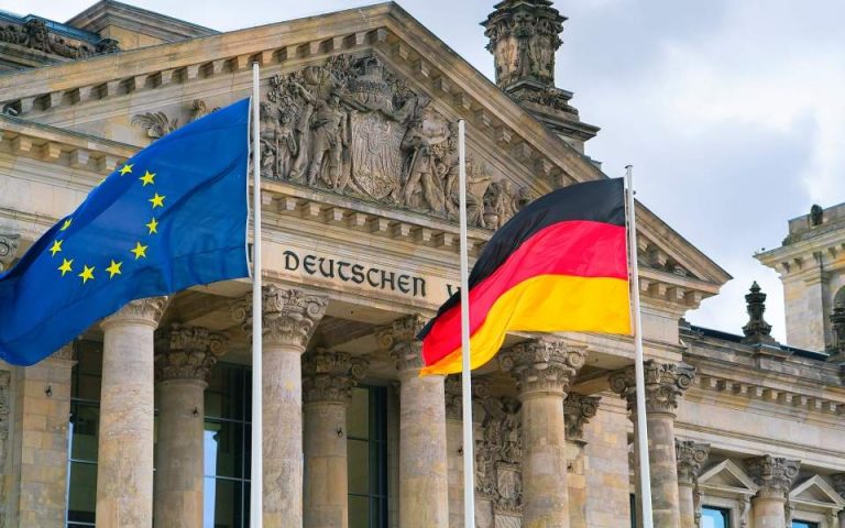 DW: «Η Γερμανία χάνει την οικονομική της ευρωστία»