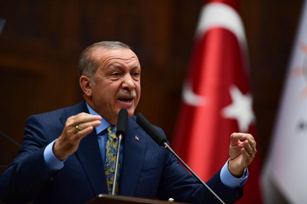 Προκλήσεις, αιχμές και μεγαλοϊδεατισμοί Ερντογάν όσο η τουρκική οικονομία καταρρέει
