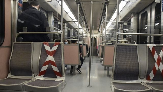 Σοκ: Ξυλοδαρμός σταθμάρχη του μετρό από αρνητές της μάσκας 
