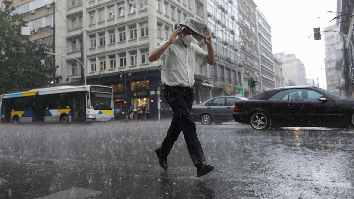 Καιρός: «Τσουνάμι» βροχών και καταιγίδων σήμερα σε όλη τη χώρα