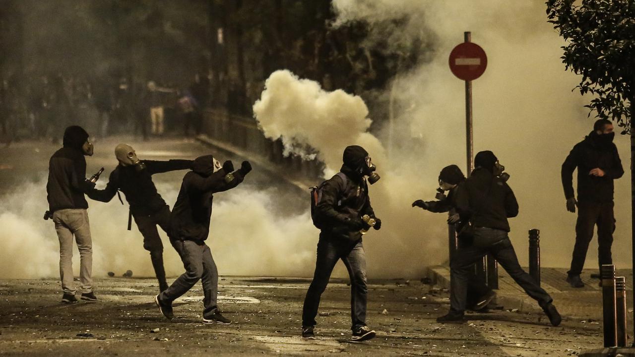 Ένταση και επεισόδια στο κέντρο της Αθήνας μεταξύ οπαδών και αστυνομικών