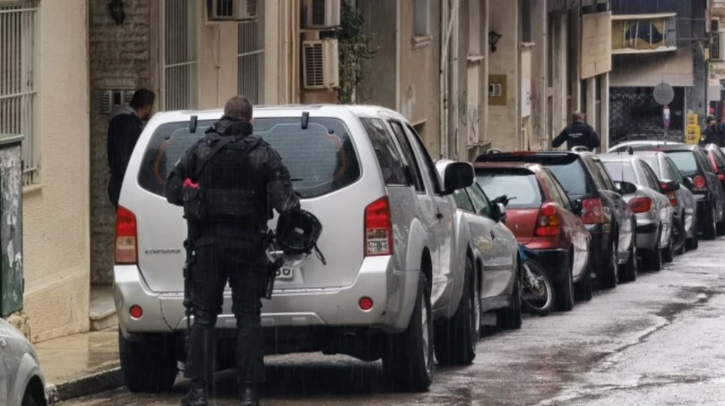 Συναγερμός στην Κυψέλη: Άνδρας βγήκε από το διαμέρισμα του και άρχισε να πυροβολεί