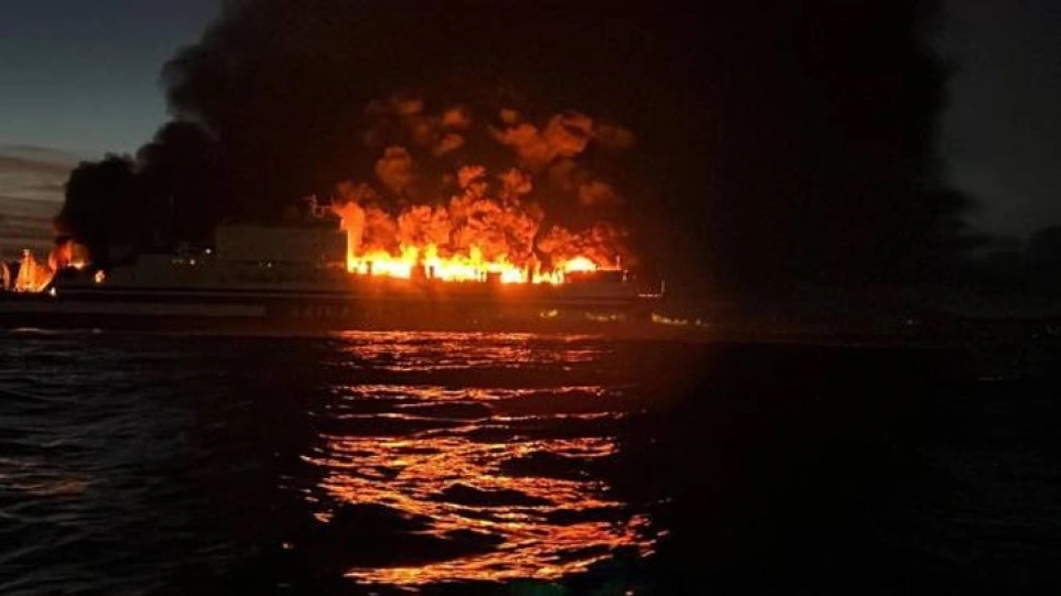 Φωτιά σε πλοίο: Συνεχίζονται οι έρευνες για τους αγνοούμενους