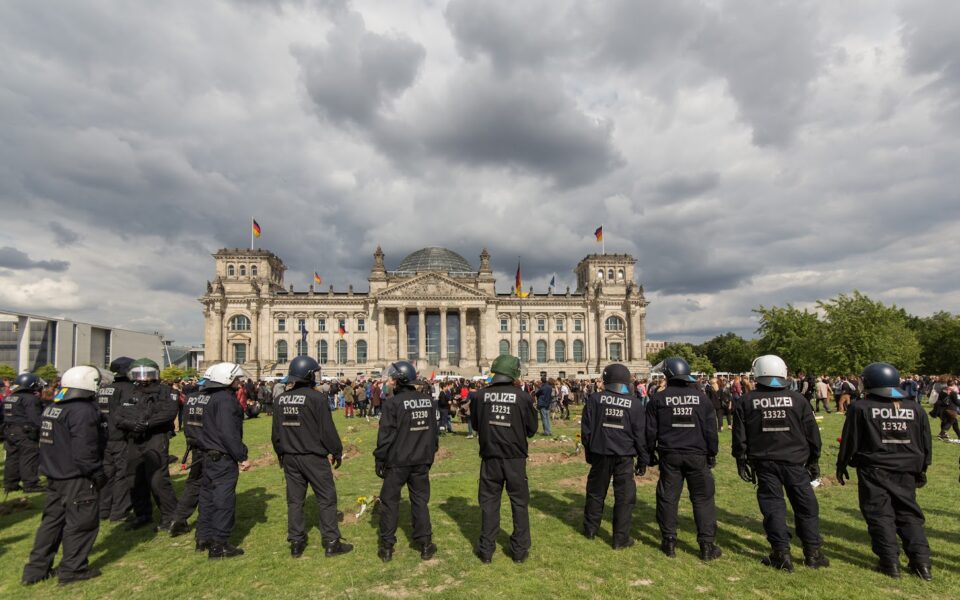 Ποιοι κρύβονται πίσω από την προσπάθεια βίαιης ανατροπής του πολιτεύματος στην Γερμανία; 