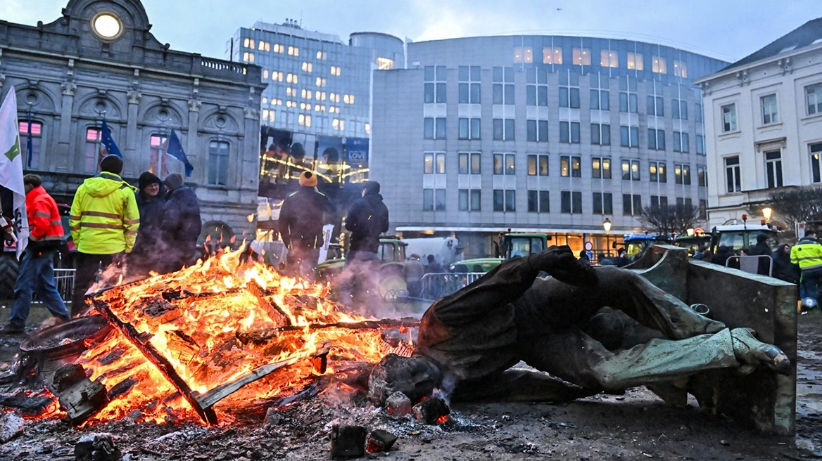Βρυξέλλες: Οι αγρότες βάζουν «φωτιά» στην Σύνοδο Κορυφής 