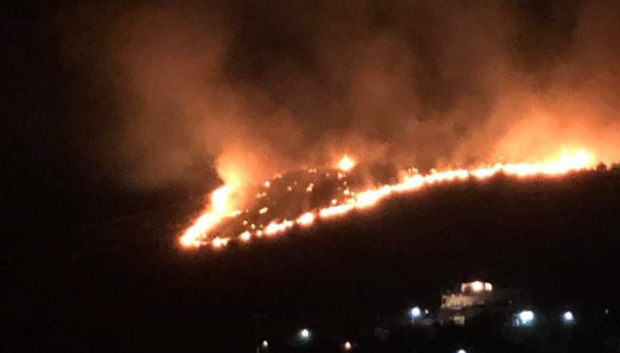 Πέραμα : Ξέσπασε μεγάλη πυρκαγιά - Ολονύχτια μάχη με τις φλόγες