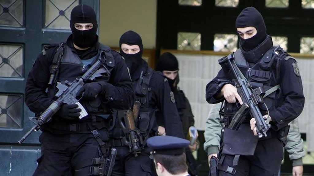 Οκτώ συλλήψεις από την Αντιτρομοκρατική για τη βομβιστική επίθεση σε τράπεζα στα Πετράλωνα