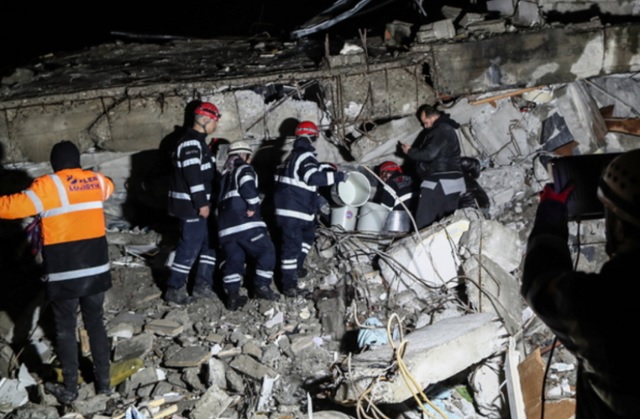 Yeni Safak: «Ο σεισμός στην Τουρκία ισοδυναμεί με 130 ατομικές βόμβες»