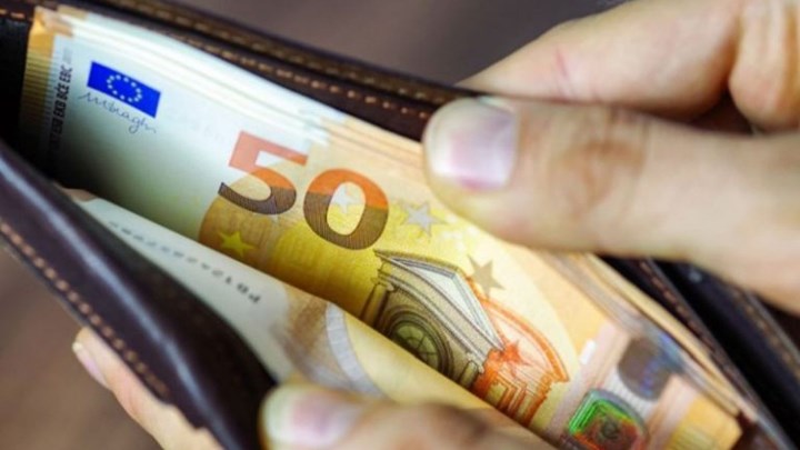 "Πόλεμος" μεταξύ ΣΕΒ και κυβέρνησης για τον κατώτατο μισθό - Μείωση κατά 111 ευρώ τον μήνα 
