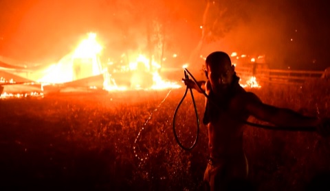 Μεγάλη φωτιά στα Βατερά Λέσβου - Περιφερειάρχης Β. Αιγαίου: Έχει κάψει σπίτια