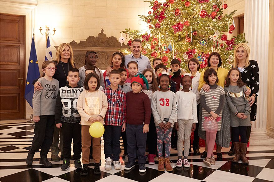 Μέγαρο Μαξίμου | Με παιδιά της ''Κιβωτού του Κόσμου'' στόλισε το δέντρο ο Πρωθυπουργός