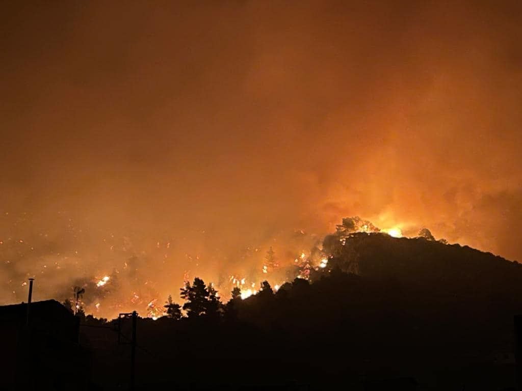 Εύβοια: Επελαύνει για τρίτη ημέρα η καταστροφική πυρκαγιά