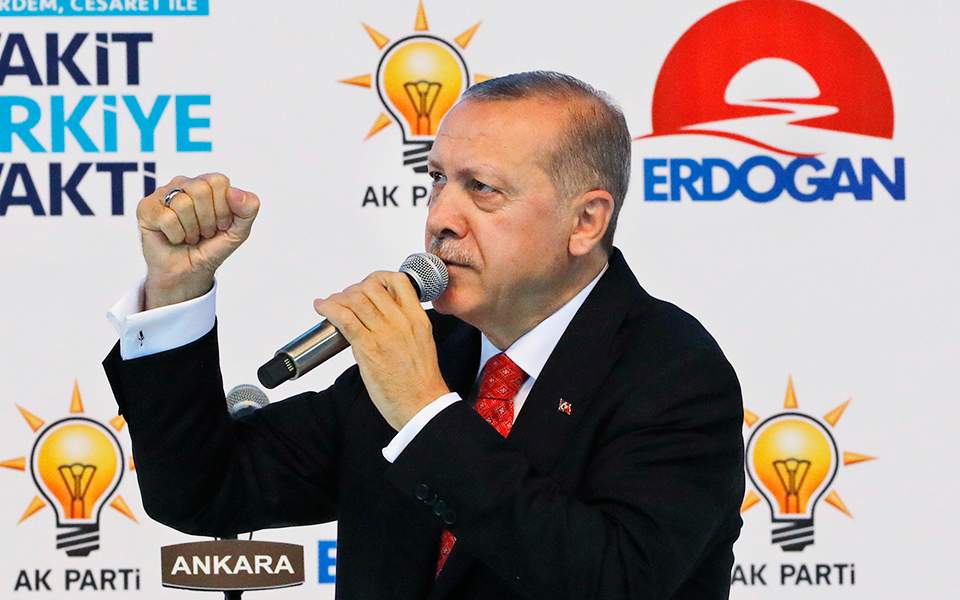 Οι εμμονές του Ερντογάν βυθίζουν την τουρκική οικονομία