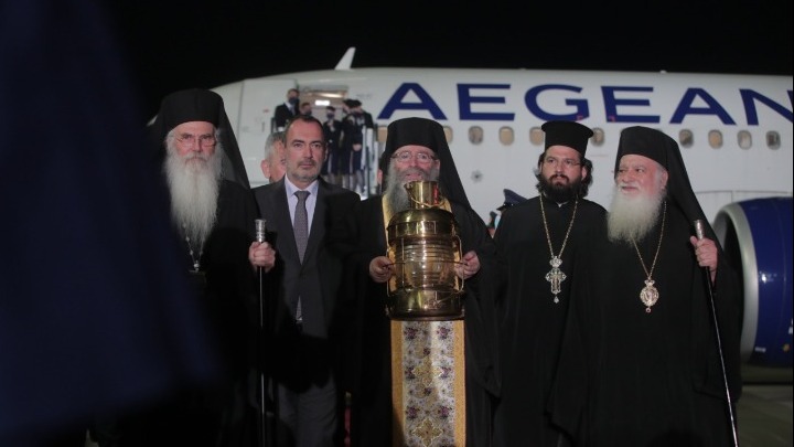 Με τιμές αρχηγού κράτους έφτασε το Άγιο Φως στην Αθήνα