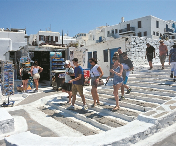 Τα 10 δισ. άγγιξαν τα έσοδα από τον τουρισμό και δίνουν «ανάσα» στην ελληνική οικονομία 