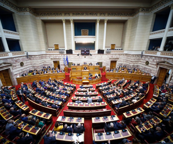Με τις ψήφους της ΝΔ «πέρασε» το νομοσχέδιο για την αναμόρφωση του συστήματος διακυβέρνησης των ΟΤΑ