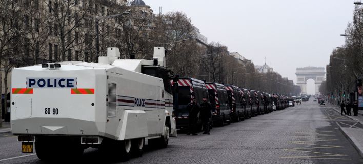 Παρίσι: Ενώνουν τις δυνάμεις τους στρατός και αστυνομικοί απέναντι στα «Κίτρινα Γιλέκα»