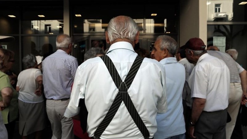 Bloomberg: Οι Έλληνες συνταξιούχοι μεταναστεύουν σε μια από τις φτωχότερες χώρες της Ευρώπης