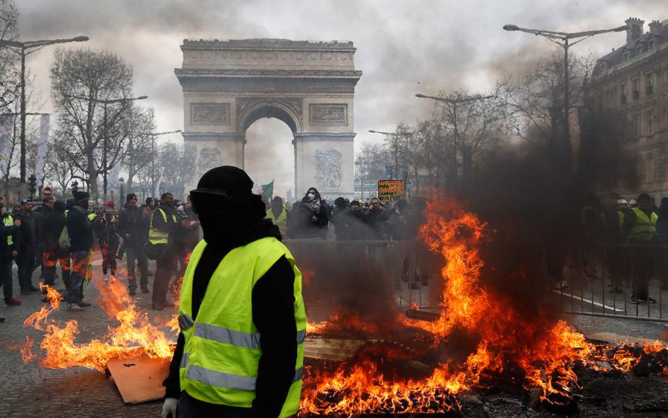 Γαλλία: Τα "κίτρινα γιλέκα" πυρπόλησαν και λεηλάτησαν το Παρίσι