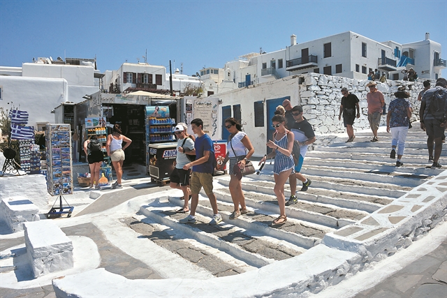 DW: Γιατί ο τουρισμός ανθεί ξανά στην Ελλάδα;