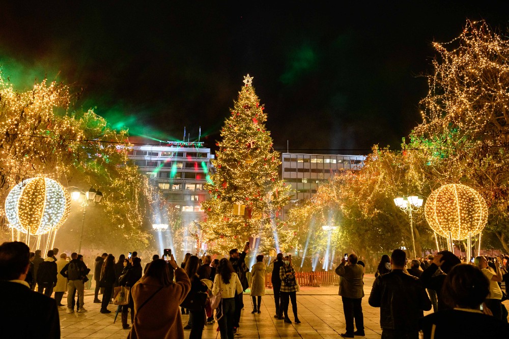 Η Αθήνα φοράει τα γιορτινά της - Χριστουγεννιάτικο κλίμα υπό την σκιά της πανδημίας